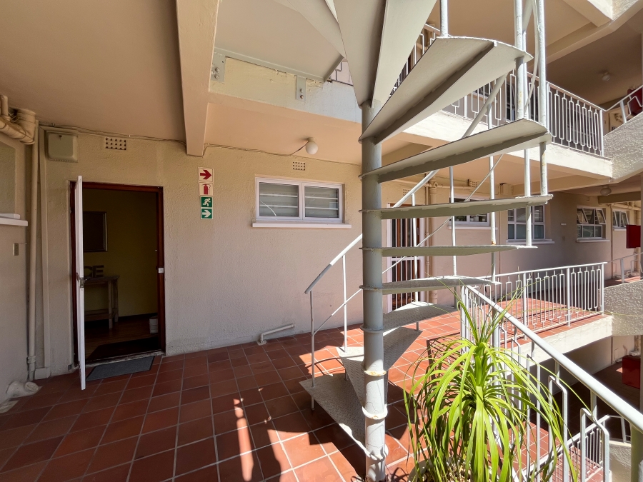 To Let 1 Bedroom Property for Rent in Sea Point Western Cape